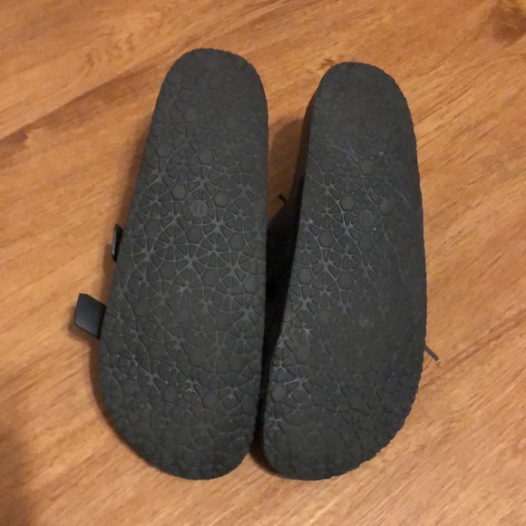 Black Sandals with 2 straps that buckle - Picture 4 of 4